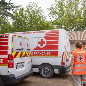 Il soutient notamment la Croix-Rouge, le Secours populaire et la Fondation de France.
Les pompiers du SDIS 33, aidés par des bénévoles de la Croix-Rouge française, effectuent des patrouilles de soutien et apportent une aide humanitaire aux civils et aux équipes d'urgence près des lignes de front des incendies de forêt, entre Lege-Cap-Ferret et Le Porge, en France, le 31 juillet 2026. Photo de Margot Le Gonidec/ABACAPRESS.COM
