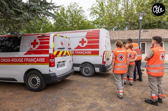 Il soutient notamment la Croix-Rouge, le Secours populaire et la Fondation de France.

Les pompiers du SDIS 33, aidés par des bénévoles de la Croix-Rouge française, effectuent des patrouilles de soutien et apportent une aide humanitaire aux civils et aux équipes d'urgence près des lignes de front des incendies de forêt, entre Lege-Cap-Ferret et Le Porge, en France, le 31 juillet 2026. Photo de Margot Le Gonidec/ABACAPRESS.COM
