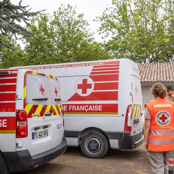 Il soutient notamment la Croix-Rouge, le Secours populaire et la Fondation de France.

Les pompiers du SDIS 33, aidés par des bénévoles de la Croix-Rouge française, effectuent des patrouilles de soutien et apportent une aide humanitaire aux civils et aux équipes d'urgence près des lignes de front des incendies de forêt, entre Lege-Cap-Ferret et Le Porge, en France, le 31 juillet 2026. Photo de Margot Le Gonidec/ABACAPRESS.COM