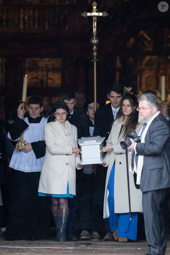 Marie et Colomban Soleil, les parents d'Emile, portent le cercueil de leur fils lors de la cérémonie funéraire à Saint-Maximin-la-Sainte-Baume, le 8 février 2025. Photo par Shootpix/Abaca