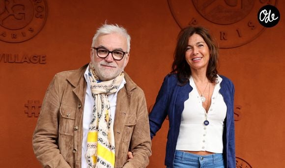 Pascal Praud et Catherine Bancarel au photocall du village lors des Internationaux de France de Tennis de Roland Garros 2026, à Paris, le 6 juin 2026.

 © Jacovides-Moreau/Bestimage