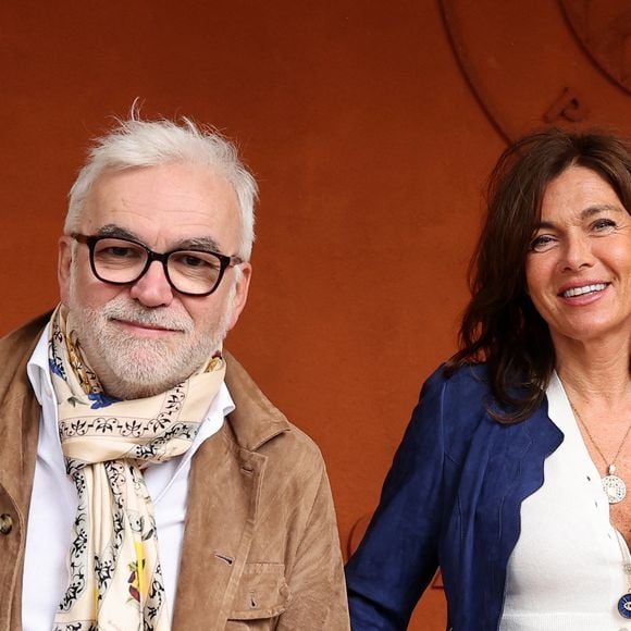 Pascal Praud et Catherine Bancarel au photocall du village lors des Internationaux de France de Tennis de Roland Garros 2026, à Paris, le 6 juin 2026.

 © Jacovides-Moreau/Bestimage