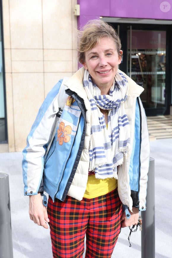 "Parce qu'il y a que des vieux."

Exclusif - Julie Depardieu à la sortie des studios de RTL à Neuilly-sur-Seine, France, le 20 octobre 2025. Bestimage