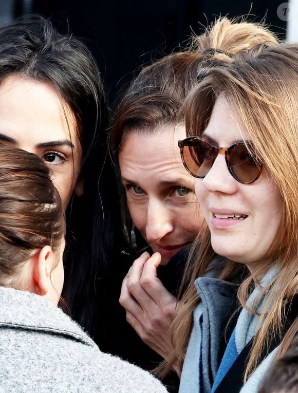 Ce mercredi 26 mars 2025, elle a assisté aux obsèques de sa belle-mère, Juliette Cottin.

Camille Cottin aux obsèques de sa belle-mère Juliette Cottin en présence de Camille Chamoux au funérarium du Père Lachaise, à Paris, le 26 avril 2025.

Photo : Jacovides-Moreau / Bestimage