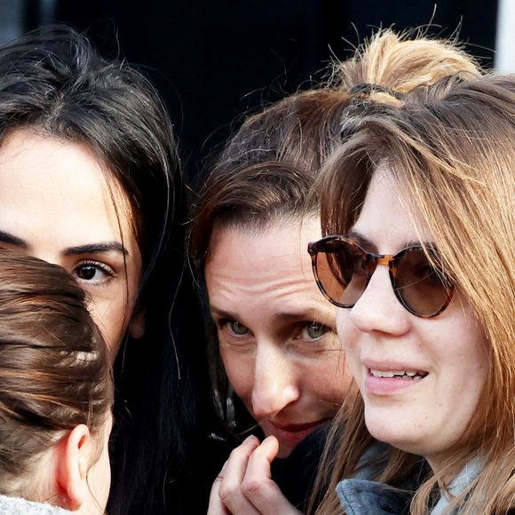 Ce mercredi 26 mars 2025, elle a assisté aux obsèques de sa belle-mère, Juliette Cottin.

Camille Cottin aux obsèques de sa belle-mère Juliette Cottin en présence de Camille Chamoux au funérarium du Père Lachaise, à Paris, le 26 avril 2025.

Photo : Jacovides-Moreau / Bestimage