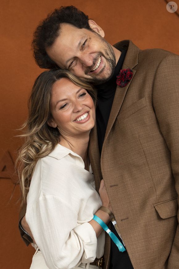 Et suite à leur divorce, il avait tiré un trait sur l'amour. Jusqu'à son coup de coeur pour Gennifer.

Éric Antoine et sa compagne Gennifer Demey au village lors des Internationaux de France de Tennis de Roland Garros 2025, à Paris, France, le 7 juin 2025. © Cyril Moreau/Bestimage
