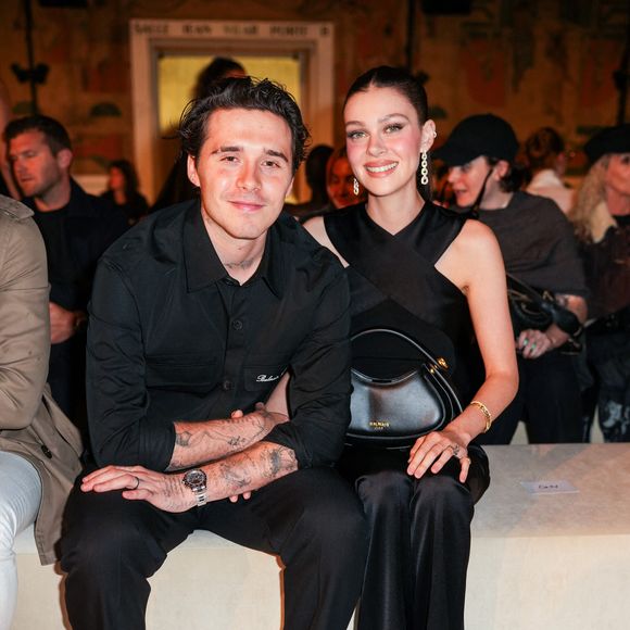 Son fils Brooklyn et sa femme Nicola n'étaient pas de la partie puisqu'il est fâché avec Romeo en raison de sa liaison avec son ex Kim Turnbull

Brooklyn Beckham et sa femme Nicola Peltz - Personnalités au défilé de mode printemps-été 2025 "Balmain" lors de la fashion week de Paris. Le 25 septembre 2024
© Lucia Sabatelli / Bestimage