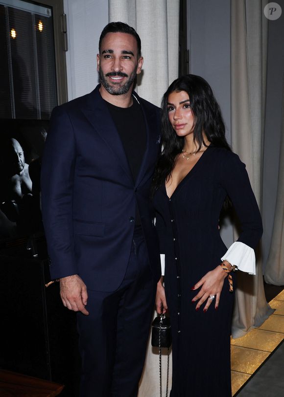 Adil Rami et sa compagne Louana Franco - Vernissage de l'exposition photos et du livre "La Boxe fait son cinéma" à l'hôtel Brach à Paris le 23 Septembre 2025. Ces clichés rendent hommage à plus de cinquante acteurs immortalisés dans des scènes où le noble art rencontre le 7ème art. © Denis Guignebourg/Bestimage