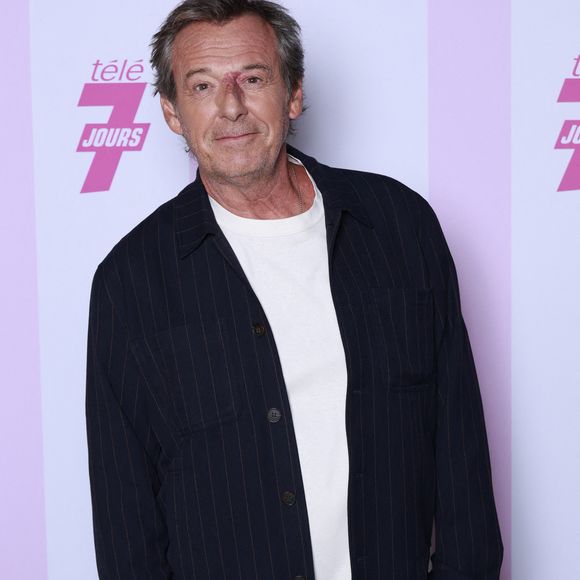 Dans la nuit du samedi 8 au dimanche 9 novembre, la voiture de Roselyne, la belle-mère du présentateur, a été prise pour cible.

Jean-Luc Reichmann à la soirée Télé 7 jours Chez Francette à Paris, le 4 septembre 2025. 

Photo : Christophe Aubert via Bestimage