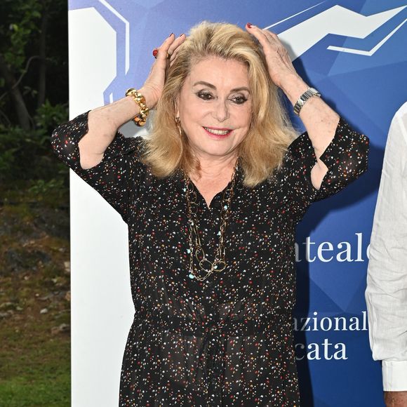 Un suivi nécessaire car il lui arrive parfois de "chercher les noms". Fort heureusement, son téléphone portable l'aide énormément dans ces moments-là. 

Catherine Deneuve - 16ème édition du Festival du Film de Marateale - Photocall - Maratea (Potenza), Italie. 25 juillet 2024. (©SGP / BESTIMAGE).