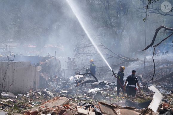 Le premier concernant le  crash de l'avion d'Air India à Ahmedabad, en Inde

Les pompiers éteignent les flammes sur le site du crash de l'avion d'Air India à Ahmedabad, dans l'état indien du Gujarat, le 12 juin 2025. Le ministère indien des Affaires étrangères a déclaré que de nombreuses personnes ont perdu la vie dans l'accident de l'avion avec 242 personnes à bord du vol à destination de Londres dans l'État occidental du Gujarat.  Photo by Str/Xinhua/ABACAPRESS.COM