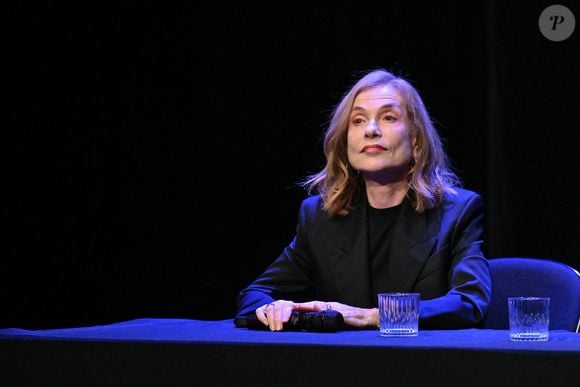 Isabelle Huppert tient une Masterclass lors du 16e Festival du film Lumière à Lyon, France, le 18 octobre 2024. Photo by Julien Reynaud/APS-Medias/ABACAPRESS.COM