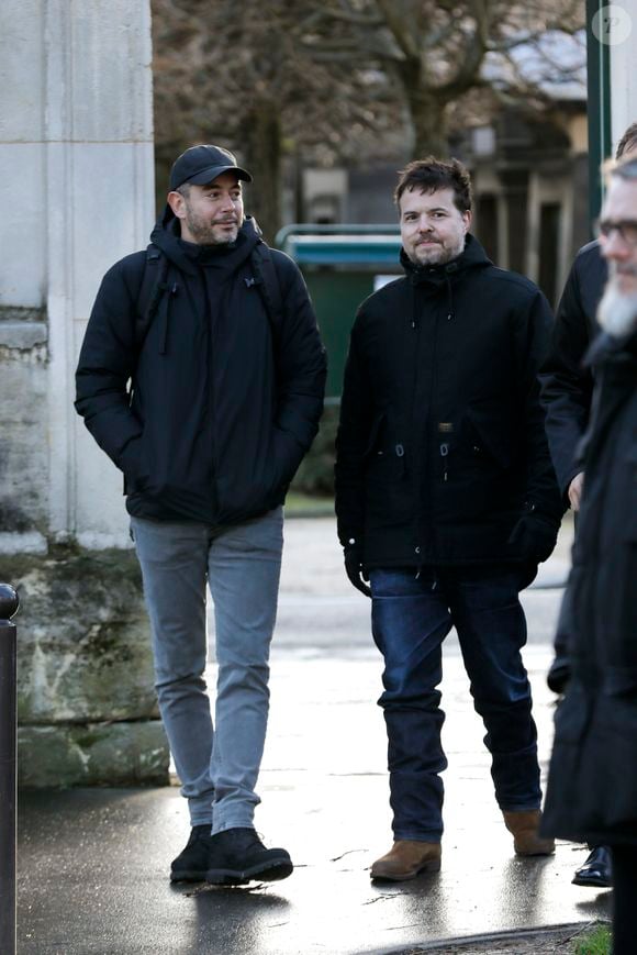 Exclusif - Nicolas Demorand, Ali Baddou - Sorties des obsèques de David Kessler au cimetière du Montparnasse à Paris le 11 février 2020. Haut-fonctionnaire, ancien conseiller à la présidence de la République, David Kessler dirigea notamment France Culture avant d'être chargé de la stratégie et des contenus de Radio France.
