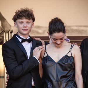 Marcel Canet et sa mère Marion Cotillard - Montée des marches du film " Karma " lors du 79ème Festival International du Film de Cannes, le 15 mai 2026. © Jacovides-Moreau / Bestimage