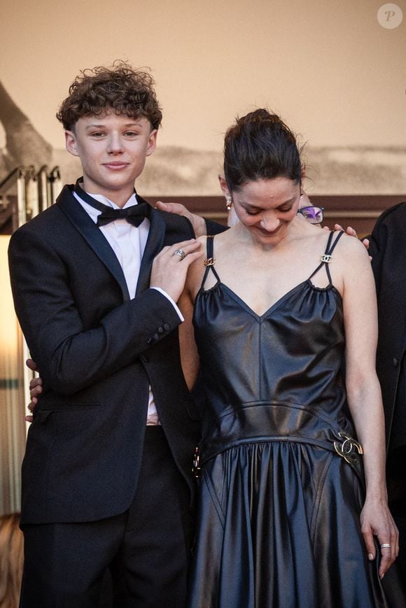 Marcel Canet et sa mère Marion Cotillard - Montée des marches du film " Karma " lors du 79ème Festival International du Film de Cannes, le 15 mai 2026. © Jacovides-Moreau / Bestimage