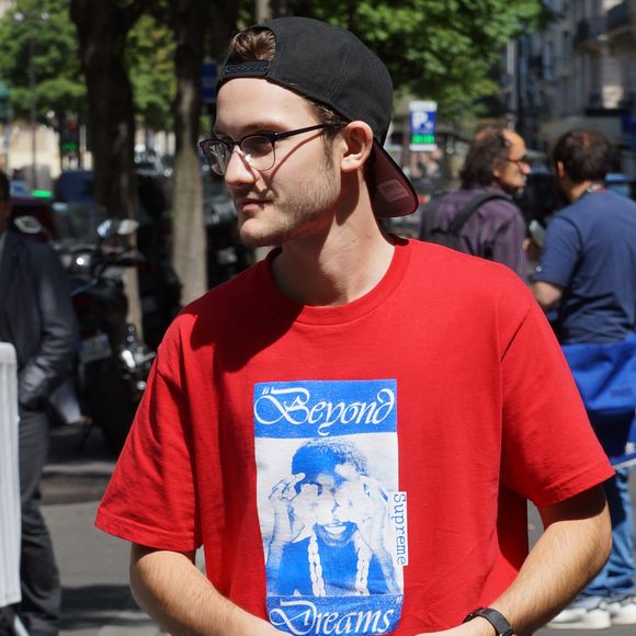 René-Charles Angélil (fils de Céline Dion) pose avec des fans devant l'hôtel Royal Monceau à Paris le 21 juillet 2017. Agence / Bestimage