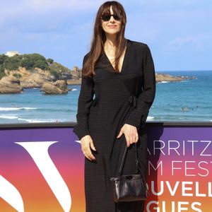 Monica Belluci avait opté pour une longue robe noire, les cheveux au vent

Monica Bellucci à l'Hôtel du Palais à Biarritz au photocall du 4ème Biarritz Film Festival - Nouvelles Vagues 2026 au théâtre de la Gare du Midi à Biarritz, le 27 juin 2026. © Jean-Marc Lhomer / Bestimage
