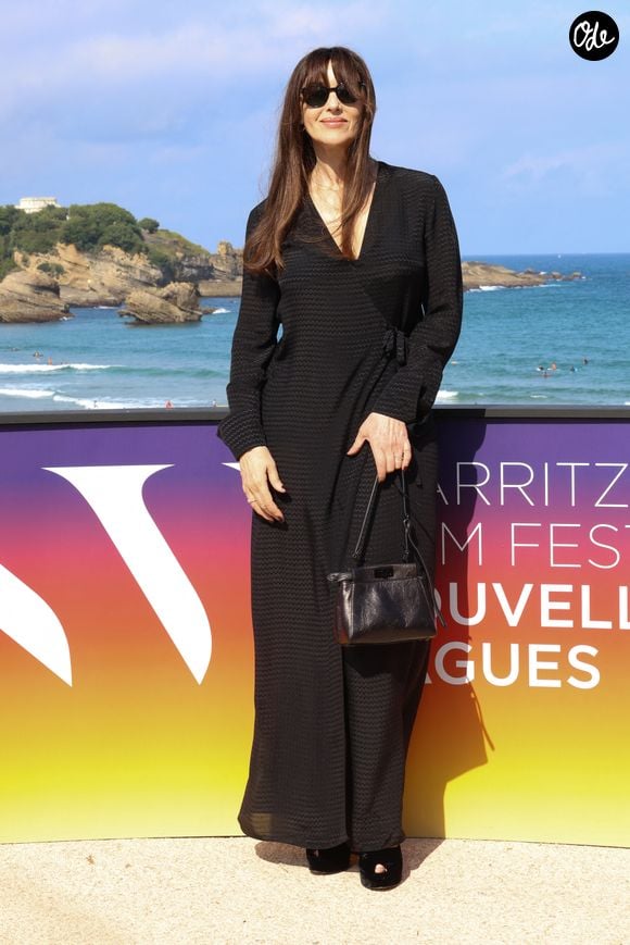 Monica Belluci avait opté pour une longue robe noire, les cheveux au vent

Monica Bellucci à l'Hôtel du Palais à Biarritz au photocall du 4ème Biarritz Film Festival - Nouvelles Vagues 2026 au théâtre de la Gare du Midi à Biarritz, le 27 juin 2026. © Jean-Marc Lhomer / Bestimage