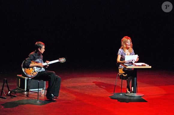 L'actrice française Clémentine Célarié accompagnée de son fils à la guitare lit des chapitres des livres de Fatou Diome et Amadou Hampate Ba lors du 'Marathon des Mots 2006' qui s'est tenu à Toulouse, France, le 15 juin 2006. Photo par Manuel Blondeau/Abaca