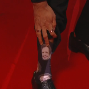 Pierre Niney complice sur le tapis rouge avec sa belle Natasha, l'acteur porte des chaussettes très spéciales ce soir pour les César ! Capture d'écran Canal+