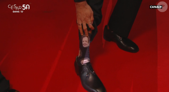 Pierre Niney complice sur le tapis rouge avec sa belle Natasha, l'acteur porte des chaussettes très spéciales ce soir pour les César ! Capture d'écran Canal+