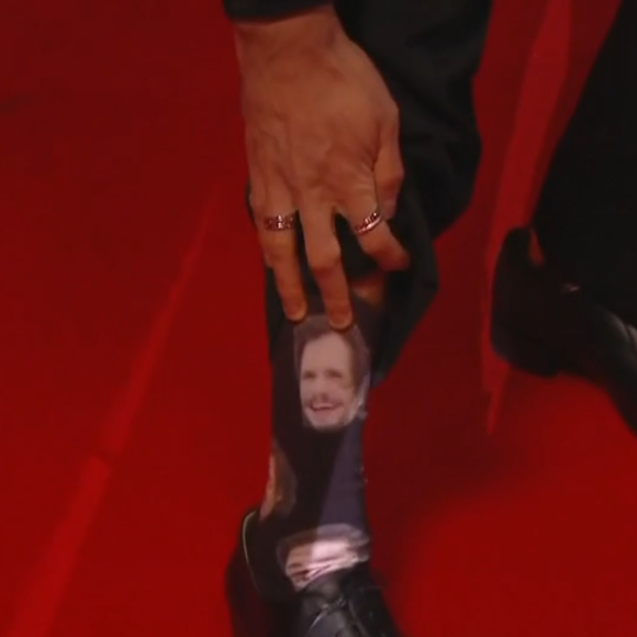 Pierre Niney complice sur le tapis rouge avec sa belle Natasha, l'acteur porte des chaussettes très spéciales ce soir pour les César ! Capture d'écran Canal+