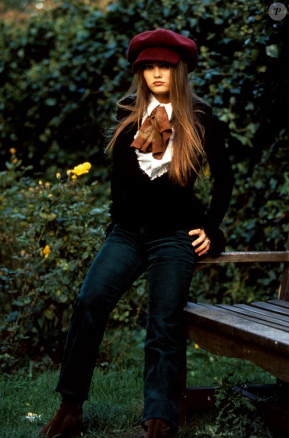 La chanteuse et mannequin française Vanessa Paradis pose devant l'objectif, vêtue d'un jean et d'un haut à volants, avec un chapeau bordeaux très élégant, le 1er octobre 1990. Photo par Andrew Murray/EMPICSEntertainment/ABACAPRESS.COM