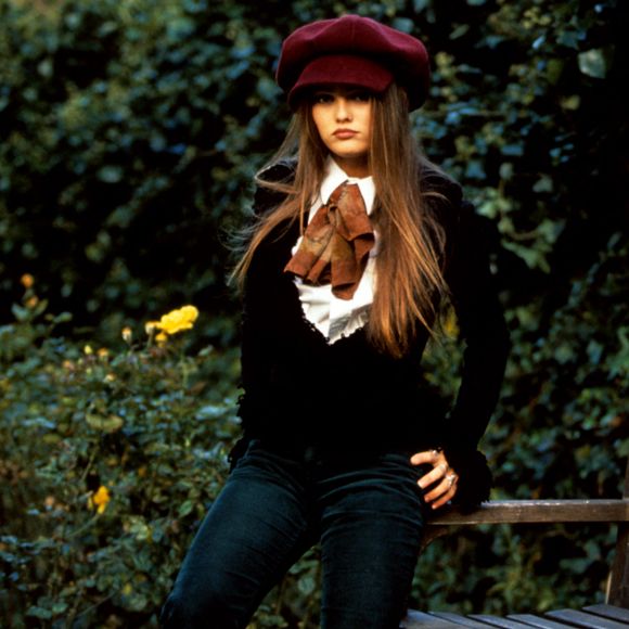 La chanteuse et mannequin française Vanessa Paradis pose devant l'objectif, vêtue d'un jean et d'un haut à volants, avec un chapeau bordeaux très élégant, le 1er octobre 1990. Photo par Andrew Murray/EMPICSEntertainment/ABACAPRESS.COM