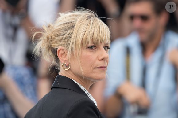 Le choix du cadeau était délibéré : Mitterrand et Marina Foïs partagent les mêmes initiales, M et F.

Marina Foïs au photocall du film "L'Atelier" lors du 70e Festival International du Film de Cannes, France, le 22 mai 2017. © Borde-Jacovides-Moreau/Bestimage
