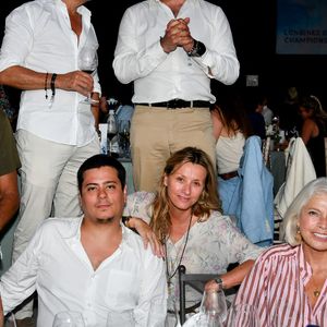 La fille de Marc Lavoine est apparue avec son compagnon, tandis que sa mère Sarah Poniatowski était également présente aux côtés de son chéri Roschdy Zem. 

Exclusif - Sarah Poniatowski, Yasmine Lavoine et son compagnon le comédien Névil de Montalembert, Roschdy Zem, Virginie Coupérie-Eiffel et Vanille Clerc dans l'espace VIP "le Pavillon Eiffel," lors de la 12ème édition Longines Paris Eiffel Jumping au pied de la Tour Eiffel sur le Champ-de-Mars à Paris, France le 20 juin 2026 © Perusseau / Veeren / Bestimage
