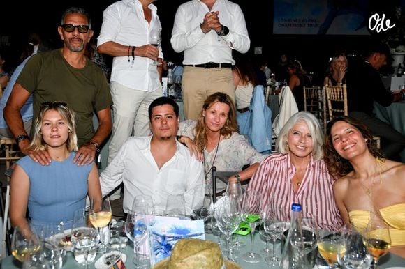 La fille de Marc Lavoine est apparue avec son compagnon, tandis que sa mère Sarah Poniatowski était également présente aux côtés de son chéri Roschdy Zem. 

Exclusif - Sarah Poniatowski, Yasmine Lavoine et son compagnon le comédien Névil de Montalembert, Roschdy Zem, Virginie Coupérie-Eiffel et Vanille Clerc dans l'espace VIP "le Pavillon Eiffel," lors de la 12ème édition Longines Paris Eiffel Jumping au pied de la Tour Eiffel sur le Champ-de-Mars à Paris, France le 20 juin 2026 © Perusseau / Veeren / Bestimage