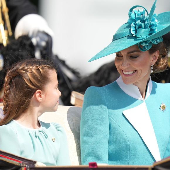 C’est un très bel et discret hommage qu’a rendu la princesse Charlotte de Galles lors du Trooping the Colour.

La princesse Charlotte de Galles, Catherine (Kate) Middleton, princesse de Galles - Les membres de la famille royale britannique arrivent à Buckingham Palace pour la cérémonie Trooping the Colour à Londres. © James Whatling / Bestimage