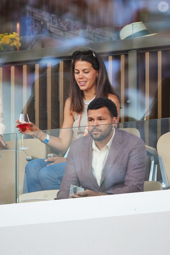 Ce geste montre l’attention portée à toute la famille, alors que le couple se prépare à cette nouvelle étape de vie avec sérénité.

Jo-Wilfried Tsonga et sa femme Noura El Shwekh en tribunes lors des Internationaux de France de tennis de Roland Garros 2023, à Paris, France, le 6 juin 2023. © Jacovides-Moreau/Bestimage