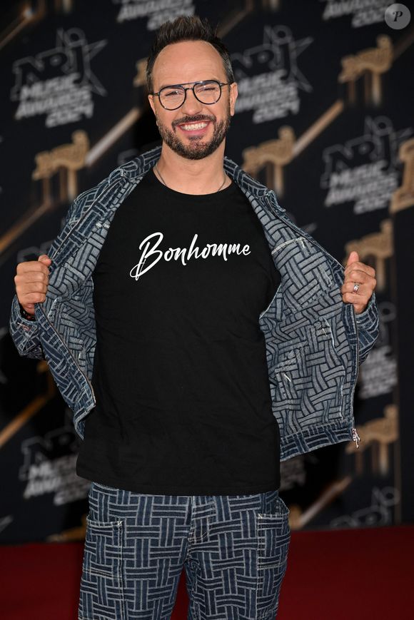 Une fiction diffusée sur TF1 et inspirée de la vie de d'Anthony Lambert, vrai nom de Jarry. D'ailleurs d'où vient son étrange nom de scène ? 

Jarry au photocall de la 26ème édition des NRJ Music Awards à Cannes, le 1er novembre 2024. © Bebert-Guignebourg/Bestimage