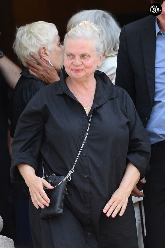 on a pu constater qu’elle est apparue beaucoup plus en forme que lors de ses précédentes sorties.

Isabelle Nanty, semble aller beaucoup mieux depuis son grave accident en VTC sur l'autoroute A10, à la sortie des obsèques de la chanteuse Guesch Patti au Crématorium du Père-Lachaise à Paris, France, le 3 juillet 2026. Isabelle Nanty a accompagné son amie la chanteuse Guesch Patti jusqu'à son dernier souffle. © Bestimage