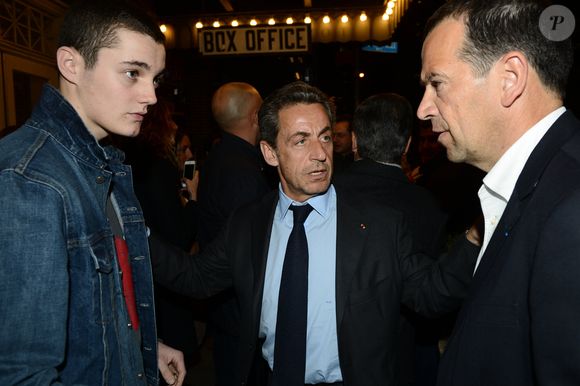 Nicolas Sarkozy ne peut profité de ce bel instant. Il a été incarcéré ce 21 octobre à la prison de la Santé après sa condamnation 

Carla Bruni-Sarkozy, son mari Nicolas Sarkozy et son fils Louis au Town Hall pour le concert de Carla à New York, dans le cadre de sa tournée pour son album "Little French Songs", le 24 avril 2014.
