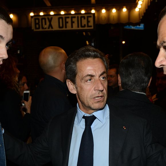 Nicolas Sarkozy ne peut profité de ce bel instant. Il a été incarcéré ce 21 octobre à la prison de la Santé après sa condamnation 

Carla Bruni-Sarkozy, son mari Nicolas Sarkozy et son fils Louis au Town Hall pour le concert de Carla à New York, dans le cadre de sa tournée pour son album "Little French Songs", le 24 avril 2014.