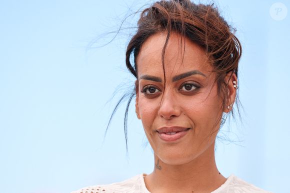 leur révélant au passage la surprenante et douloureuse raison pour laquelle elle ne s’est pas présentée à l’heure au rendez-vous.

Amel Bent pose lors du photocall "Ma frere" au 78ème Festival de Cannes au Palais des Festivals le 22 mai 2025 à Cannes, France. Photo by Shootpix/ABACAPRESS.COM