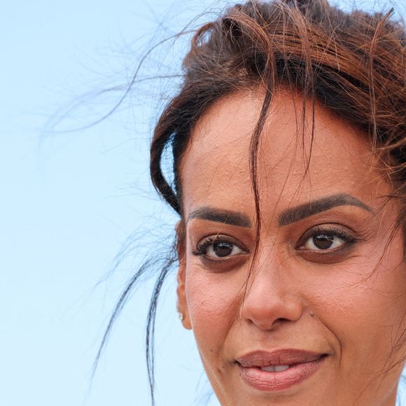 leur révélant au passage la surprenante et douloureuse raison pour laquelle elle ne s’est pas présentée à l’heure au rendez-vous.

Amel Bent pose lors du photocall "Ma frere" au 78ème Festival de Cannes au Palais des Festivals le 22 mai 2025 à Cannes, France. Photo by Shootpix/ABACAPRESS.COM