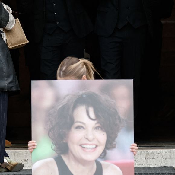 L'heure était aux adieux ce lundi 30 mars.

Sortie du cerceuil - Sorties des obsèques d'Isabelle Mergault à la Coupole du Père-Lachaise à Paris. © Cyril Moreau - Dominique Jacovides / Bestimage