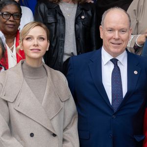 Albert et Charlene de Monaco remettent les cadeaux aux personnes âgées au siège de la Croix Rouge, dans le cadre des célébrations de la Fête Nationale monégasque, le 14 novembre 2025. © Olivier Huitel/Pool Monaco/Bestimage