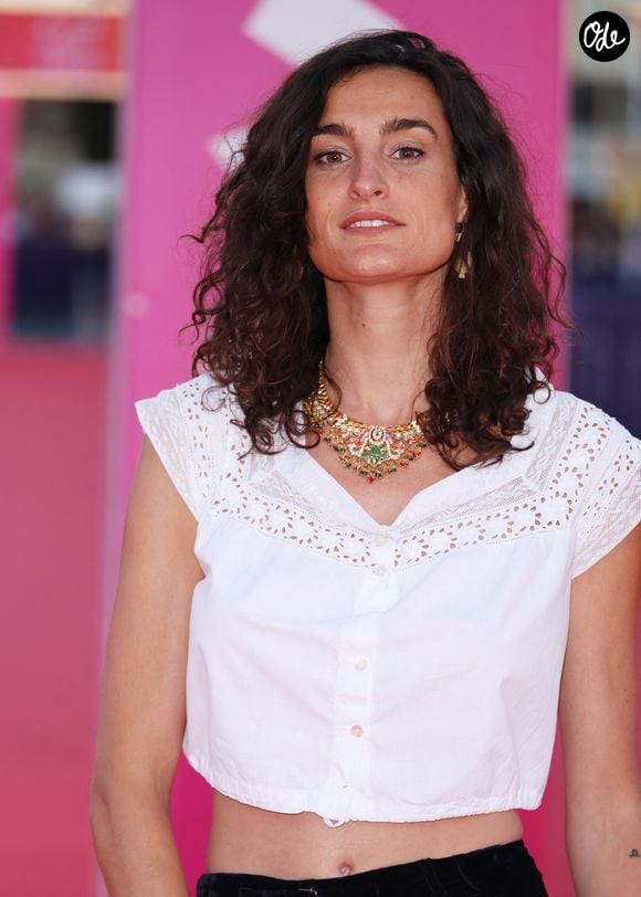 La jeune comédienne de 32 ans est la fille d'Inès de La Fressange et de Luigi d'Urso.

Nine D'Urso lors de la première du film 'L'Invitation' pendant la 52ème édition du Festival du Cinéma Américain de Deauville, France, le 5 septembre 2026. © Denis Guignebourg/Bestimage