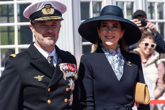 En effet, le roi Frederik et la reine Mary de Danemark ne seront pas de retour chez eux au Danemark. 

Le roi Frederik et la reine Mary de Danemark embarque pour Elseneur à bord du yacht royal Dannebrog à Copenhague, Denamark, le 7 mai 2025. © Imago/PsnewZ/Bestimage