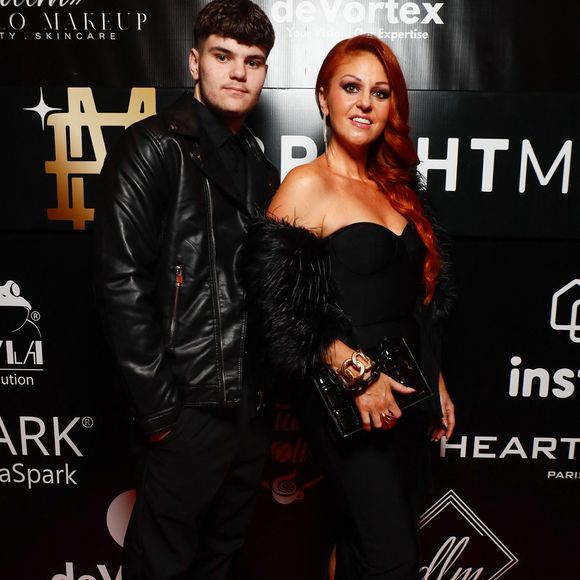 C'est en suivant le même mode alimentaire qu'elle
Exclusif - Cindy Sander et son fils Enzo - Photocall de la soirée de Magali Berdah au théâtre Mogador à Paris le 8 octobre 2024. Magali Berdah lance « BrightMe », l’application globale qui constitue l’avenir de l’influence dans le monde.
Hier, 8 octobre 2024, le théâtre Mogador accueillait la première réunion internationale des influenceurs pour au lancement par Magali Berdah de son nouveau projet d’application « BrightMe ».
Dans une introduction très émouvante, Magali est revenue sur son parcours n’éludant aucun événement et notamment sur le cyber harcèlement dont elle a été victime et qui a donné lieu à un procès historique.
Elle a expliqué son combat, aux côtés de son mari, pour remonter la pente, comment les échecs lui ont permis de revenir plus forte avec un projet d’avenir, éthique et révolutionnaire.
Elle a notamment raconté comment la communauté qui la suit depuis des années lui a permis, par ses messages d’encouragement d’abord, puis par son engament immédiat, de créer ce nouveau projet.
« BrightMe » est désormais l’application indispensable qui n’est pas seulement une mise en contact des marques avec des influenceurs du monde entier. Cette application, qui sera active le 1er novembre prochain permet de construire en quelques clics et environ 15 mn une campagne planétaire, via les millions de followers qui suivent les 990 influenceurs qui se sont embarqués dans cette passionnante aventure.
L’intelligence artificielle permet aux marques d’explorer de nouveaux marchés à moindre frais, de surveiller en temps réel la progression de la campagne, de toucher un public cible précis. 
« BrightMe » est donc une interface globale, en temps réel, à portée de clic et de budget.
L’application a vocation à s’étendre bien au-delà du monde des influenceurs, mais permet également aux sportifs connectés, aux artistes de la nouvelle génération (danseurs, chanteurs,…) d’optimiser et de monétiser leur présence sur les réseaux sociaux.
Au total, ce sont près d’un millier d’influenceurs repartis dans 20 pays (Etats-Unis, Turquie, Maroc, Algérie, Espagne, Brésil, etc…)
450 influenceurs internationaux et 1500 personnes était présente pour ce lancement : Jazz et Laurent Correia, C. Beaugrand, C  Anav, M. Martinez, E. Nef Naf, Bastos, C.de Ménibus,,C. Ghebali, V. Niclo, B. Dubois, A. Mondy, C. Sanders, S. Elbaz, C. Carrière , G. Basso... © Marc Ausset-Lacroix/Christophe Clovis/Bestimage