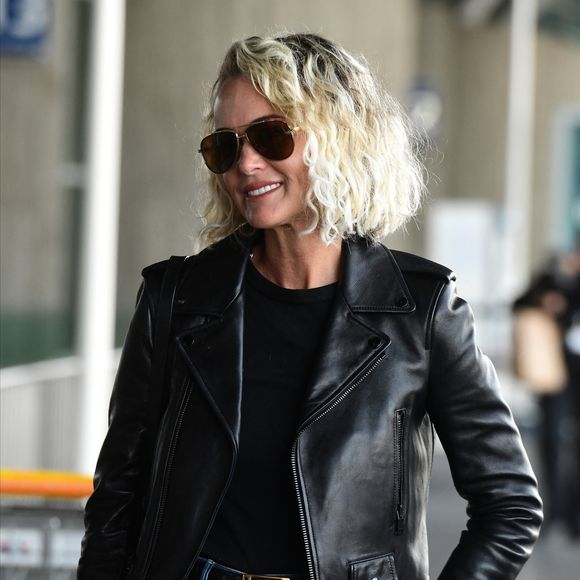 Exclusif - Laeticia Hallyday arrive seule à Paris le 30 septembre 2023. © Agence / Bestimage