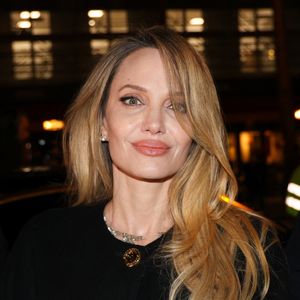 Angelina Jolie met en vente sa maison à Los Angeles ! 

Paris, FRANCE Angelina Jolie est éblouissante dans un tailleur noir, portant un mini-sac Givenchy lors de la première de 'Couture' à Paris


Photo : Backgrid USA / Bestimage