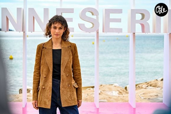 Élevée en partie en Martinique, Raïka a fait ses premiers pas d'actrice en 2019 dans la célèbre série "Les Bracelets rouges".

Raïka Hazanavicius - Photocall de la série "Malditos" lors du 8ème festival CanneSeries à Cannes, le 27 avril 2025, sur la plage du Majestic à Cannes. © Bruno Bebert / Bestimage