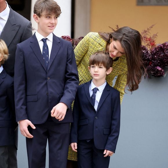 Charlotte Casiraghi et ses enfants Raphaël Elmaleh,  Balthazar Rassam - La famille princière monégasque dans la cour d'honneur du palais lors de la la fête nationale à Monaco le 19 novembre 2025. © Dominique Jacovides - Bruno Bebert / Bestimage