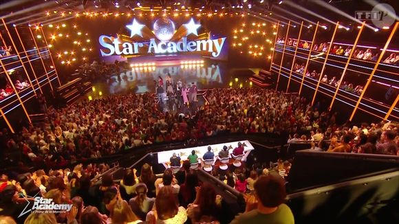 "Parfois, quand on a des longues journées, et des pauses entre deux cours, on peut même fermer l'oeil dans cette salle"

Plateau de la saison 12 de la "Star Academy" sur TF1