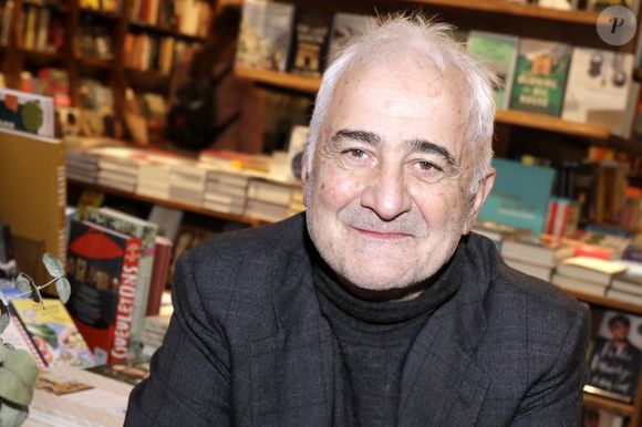 Exclusif - Guy Savoy dédicace ses livres " Le geste et La manière " et " Cuisine des Écrivains du XVI siècle " à la Librairie Galignani à Paris, France, le 11 Décembre 2022. © Cédric Perrin / Bestimage